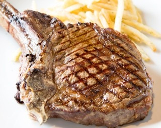 “肉の神様”監修！トマホークステーキが九州初上陸