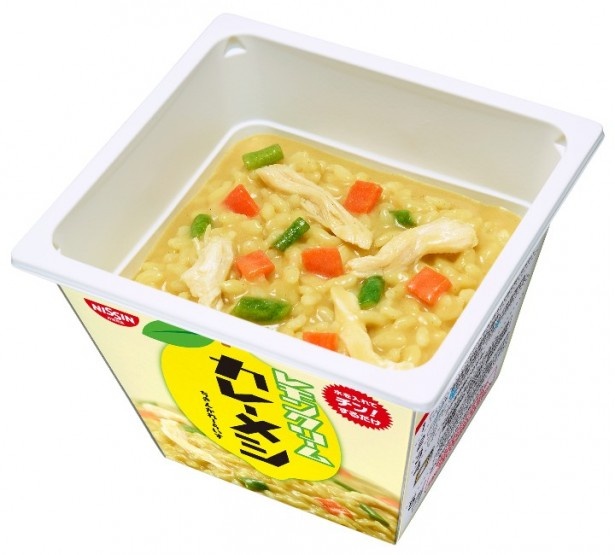 【写真を見る】クリーム色のカレールゥとコシのある食感の米がマッチした「日清レモンクリームカレーメシ」