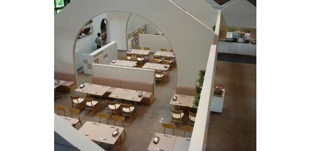 天井が高く、開放感ある店内