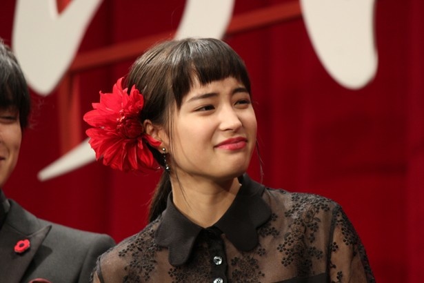 【写真を見る】上白石に告白されデレデレの広瀬すず