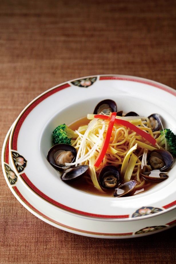 【写真を見る】今回一押しの「網走産しじみの煮込みそ」ば。中国料理 桃花林のディナーコース「広東美食紀行～オホーツク網走から～」(8400円)で味わえる