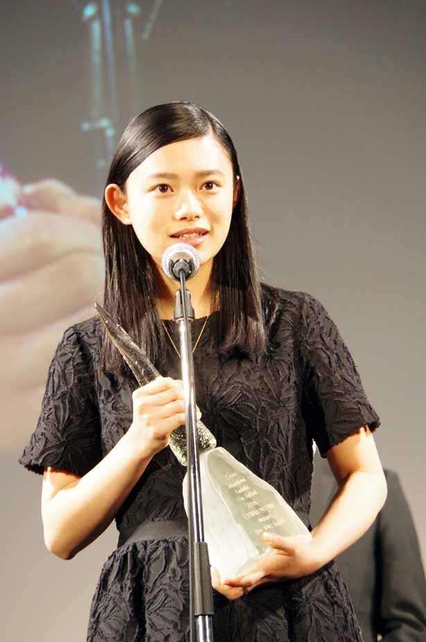 トロフィーに興味津々(?)だった杉咲花