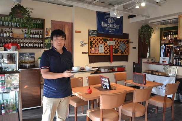 「ドリンクとピザ、パスタはテイクアウトもできますよ」と語る「Cafe FESTA」のNさん