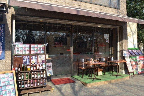 場所は井の頭池に架かる七井橋の近く。テラス席はイヌ連れもOK(「Cafe FESTA」)