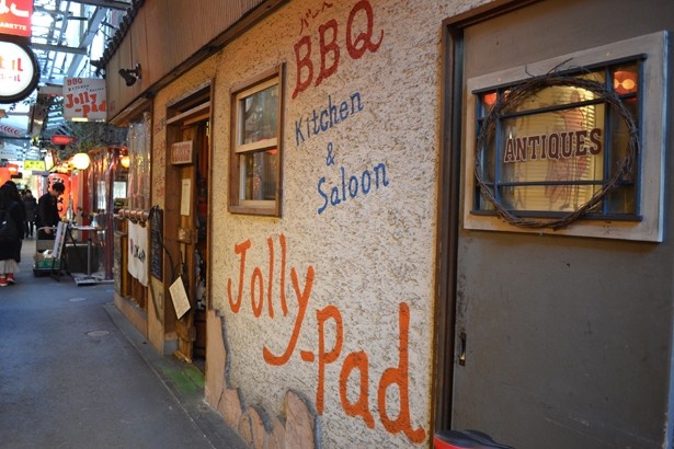 ハモニカ横丁の中でも、「Jolly-Pad」は駅から比較的近くに位置する。暖かい時期には窓を開放する半テラス席も