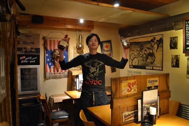 「バーボンやウイスキー、ワイン、焼酎、日本酒など、お酒もいろいろ用意しています！」とアピールする「Jolly-Pad」のダイラさん