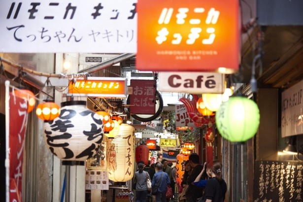 縦横に通る狭い路地に、さまざまな飲食店が軒を連ねるハモニカ横丁は吉祥寺の変わらない景色の一つ