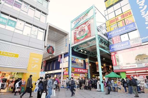 吉祥寺駅北口から正面に伸びるサンロードは、曜日や時間を問わず多くの人が往来。ダイヤ街も有名な行列店がありにぎやか