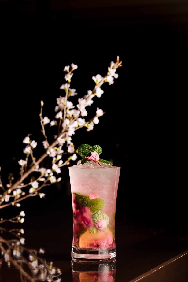 花びらが舞う「桜モヒート」(1960円)