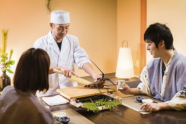 調理人が目の前で活きた伊勢海老を捌き、お造りにしてくれる