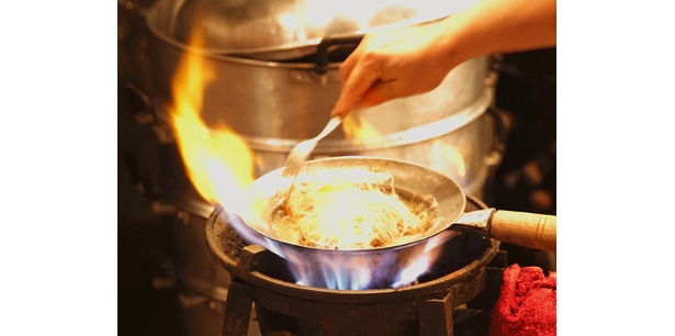豪快な鍋さばきも必見。食欲増進効果も抜群？？