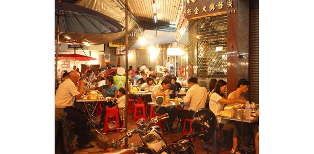 道路を開放した屋台街。この夜は食べて飲んで、一人約800円ほどだった。驚き！