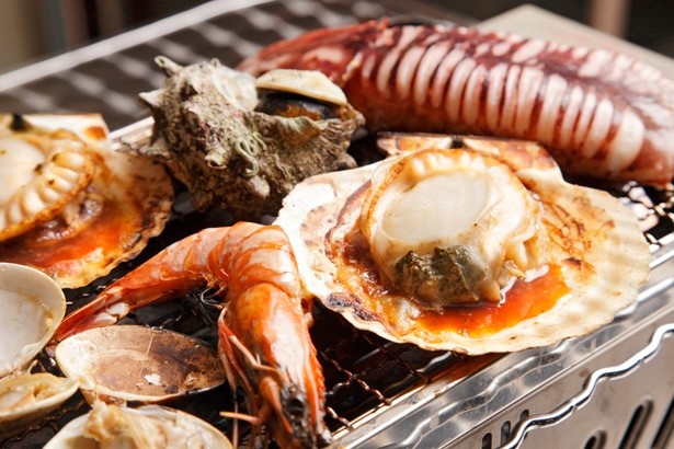 網焼きされた新鮮な魚介類などの販売も