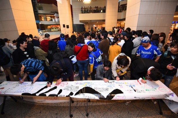 イベント開催前には、来場したファンに応援メッセージ書き込んでもらった