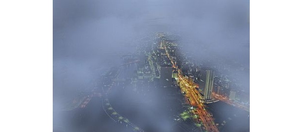 横浜ランドマークタワーの展望フロア「スカイガーデン」から見る雨の日の眺望は幻想的