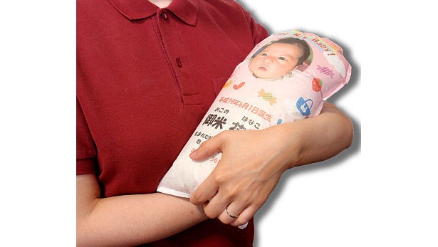 オーダーメイドで作れるリアルな“出生体重米”「抱きごこち」が人気！