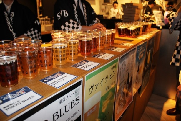 【写真を見る】趣向を凝らした寿司メニュー12種類と、寿司に合うビール12種類が並ぶ