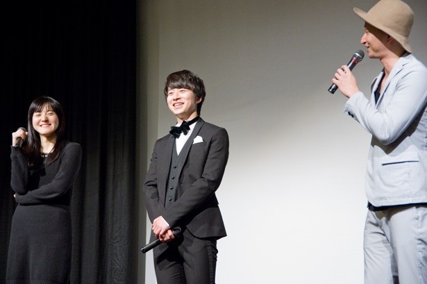 朝倉加葉子監督とともに2人が登場すると客席からは歓声が