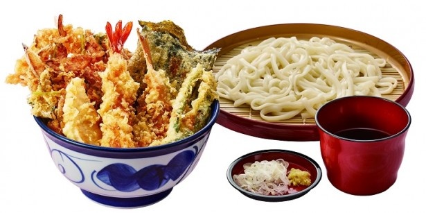 うどんが付いたセット。期間中はサービス価格で980円で提供される「桜海老天丼サービスセット」(1050円)