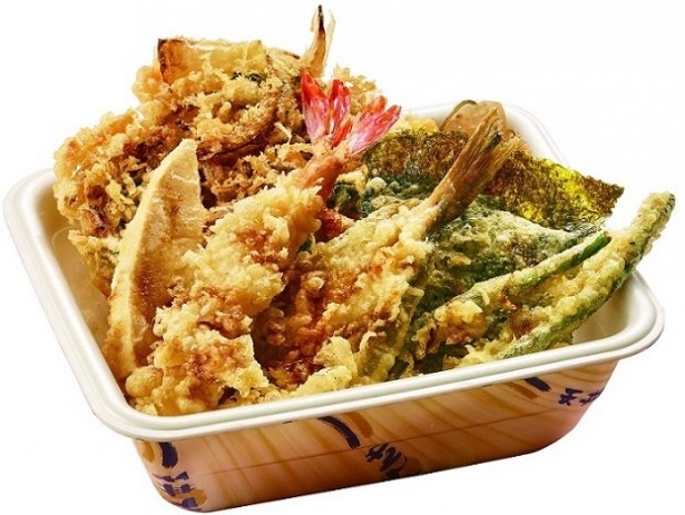 自宅や職場で気軽に食べられる「桜海老天丼弁当(お新香付き)」(830円)