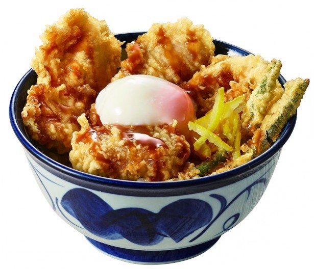 半熟卵を絡ませるとよりうまい！「華味鳥天丼～柚子味噌たれ(半熟玉子・みそ汁付き) 」(690円)