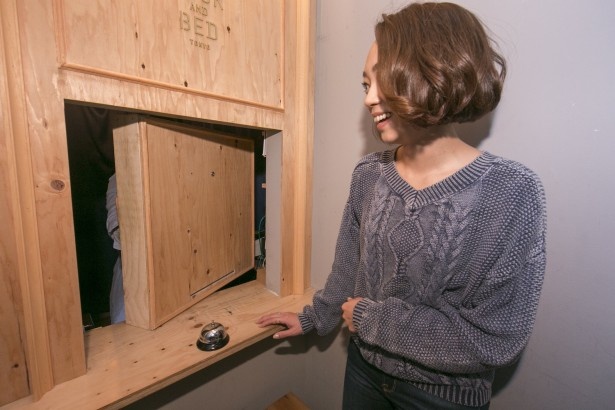 ベルを鳴らすと、小窓の中から人が！想像していたものの、思わずびっくり