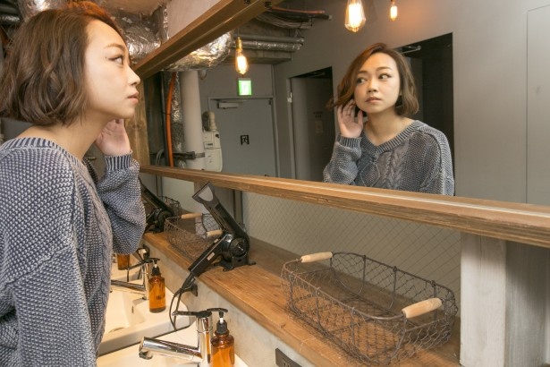 ゴロゴロしたあとは、ヘアチェック。「ドライヤーの貸し出し(24時〜7時以外)があるのも嬉しい」