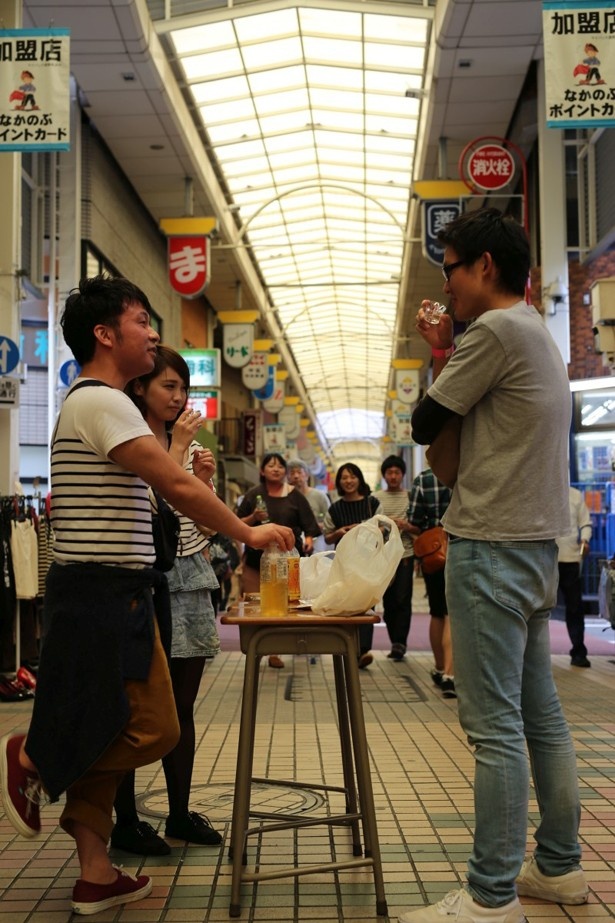 街頭での立ち飲みもあり！