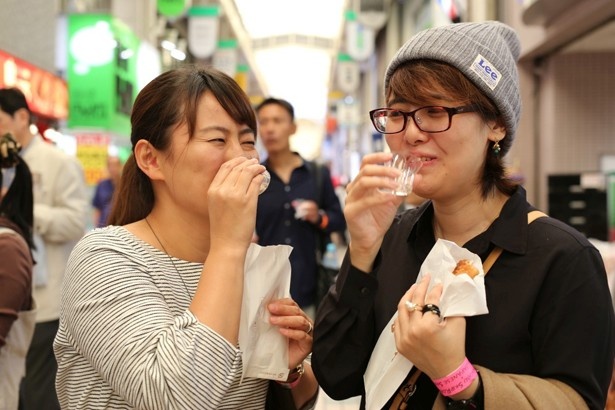 日本酒の肴は、商店街のお惣菜がオススメ。商店街一体となってイベントを盛り上げる