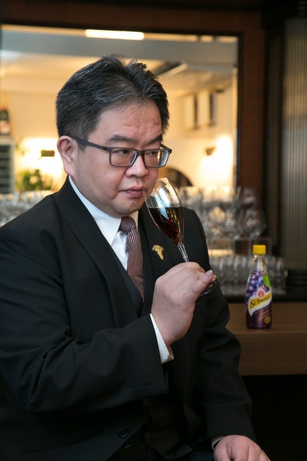  【写真を見る】京都・河原町のワインバー、ダストヴァンのオーナーソムリエを勤める井上富雄氏も「ワインを楽しむように飲める炭酸飲料」と太鼓判！