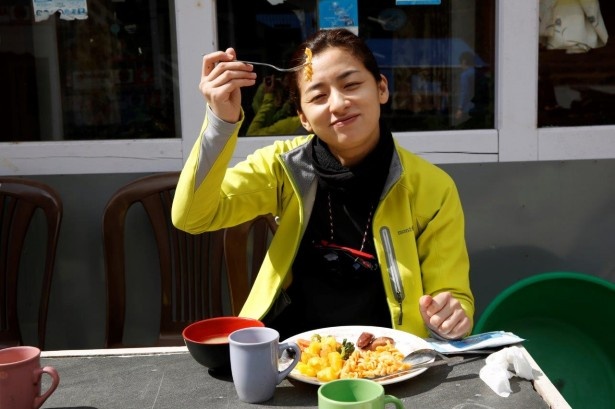 【写真を見る】過酷なロケでも、満面の笑みを見せる尾野真千子のオフショット