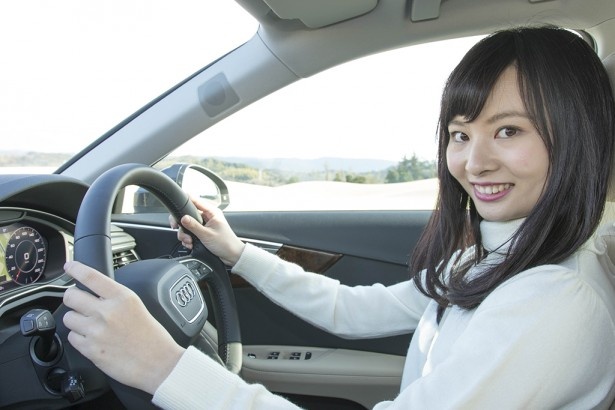 【写真を見る】運転中、Audi A4の良さに微笑む榊原さん