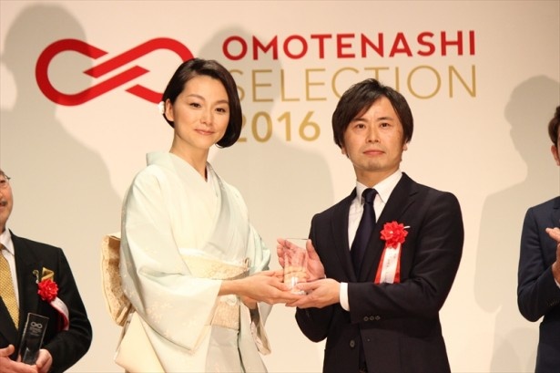 女優の本上まなみが和装で「OMOTENASHI Selection 2016」のプレゼンターとして登壇