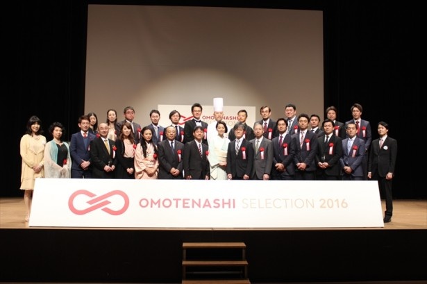 「OMOTENASHI Selection」金賞を受賞した事業者とともに記念撮影