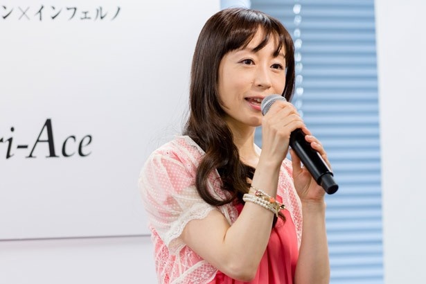 冷静沈着な女性の天使、ラファエルを演じる椎名へきる。「私は90%ぐらい直感で生きているので、ラファエルとは真逆ですね」とコメント
