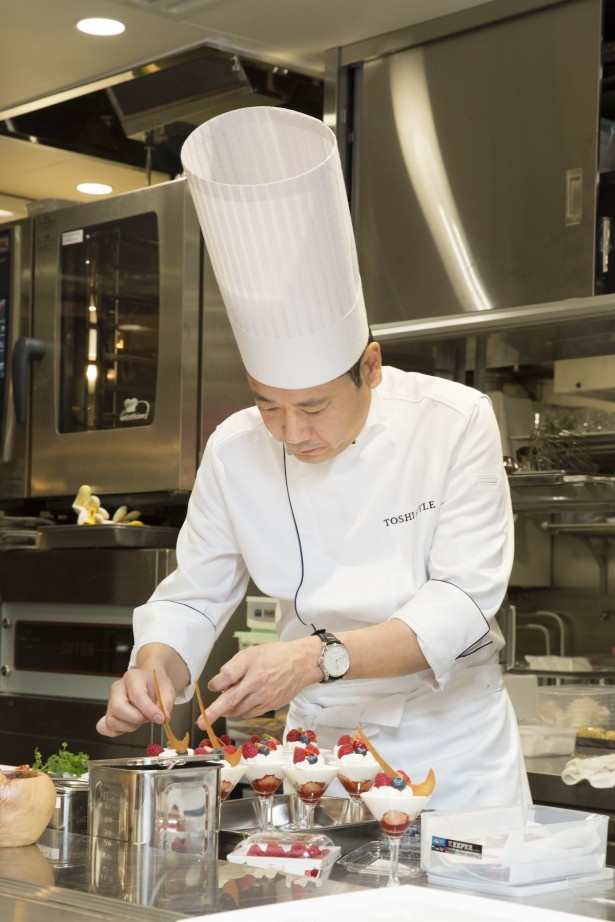 鎧塚さんが作っているのは、グラスに入った「苺のショートケーキ」。水谷さんも「こんなに間近で見られるなんて！」と感動！