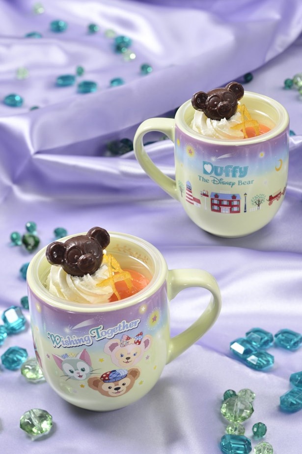 「オレンジムース(チーズケーキ入り)、スーベニアカップ付き」(880円)。ダッフィー形のチョコレートがポイント