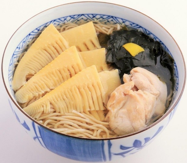 鬼平江戸処では、「蕎麦処 本所さなだや」の「若竹そば」(950円)など、春の新グルメを販売中