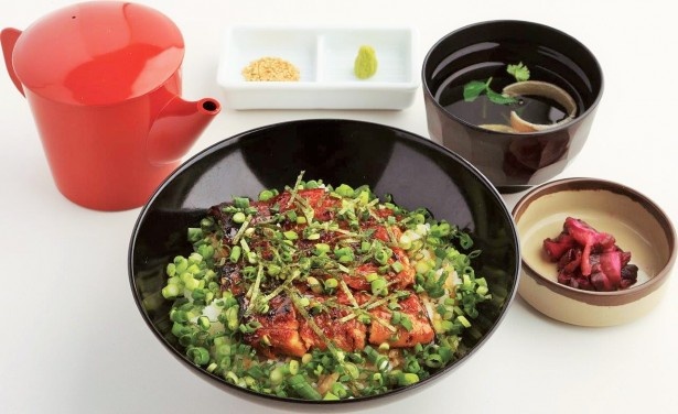 【写真を見る】「うなぎ忠八」の新メニュー「青ネギうな丼」(お出汁付き、1850円)は春の訪れが感じられる一品