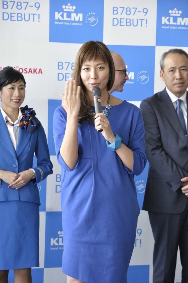 KLMのカラーに合わせ、ブルーのワンピースで登場した青木愛さん