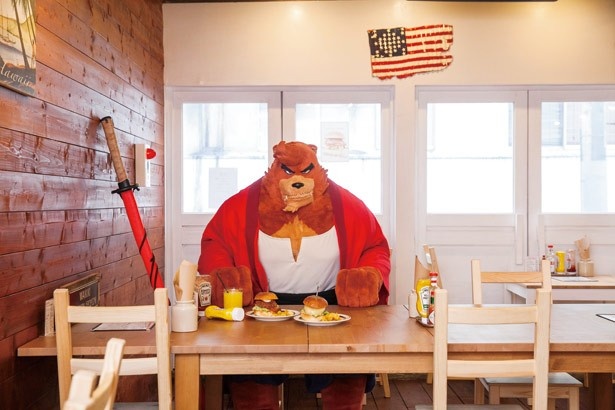 【写真を見る】MAD BURGER渋谷店は、ビッグサイズの熊徹もゆったり座れる広さ