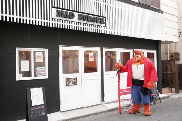 MAD BURGER渋谷店の外観は、白と黒のツートーンでスタイリッシュ