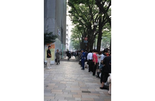 行列は、原宿駅まで長く伸びた