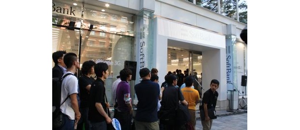 発売を今か今かと待ちわびる人たち