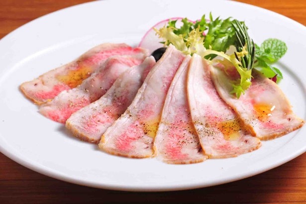 熟成肉 バル 舎人庵の「燻製ハム」(890円)も絶品！伊万里牛を使用した、非常に珍しい一品だ