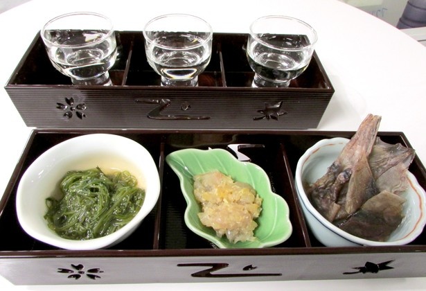「地酒barとうほく」3種呑み比べ+3種酒の肴セット(1201円)