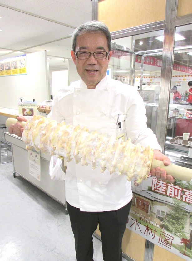 「おかし工房 木村屋」社長の木村昌之さんによる実演販売も