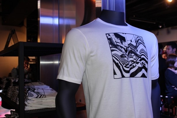 世界で活躍するコラージュアーティスト河村康輔氏による「渋谷デザインTシャツ」も限定販売