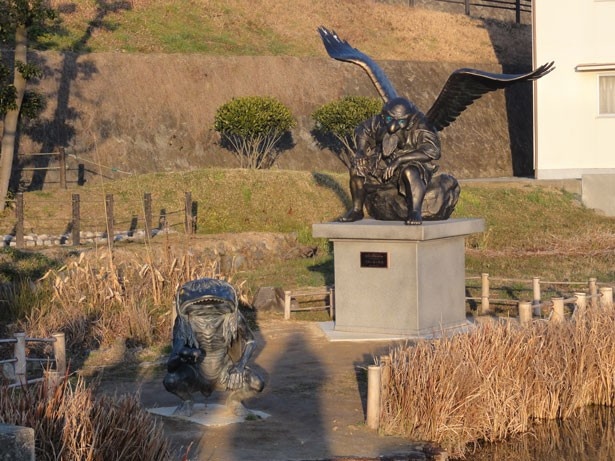 池のほとりには、かっぱの兄弟の兄・河太郎が（写真左）。後ろには天狗の像もある
