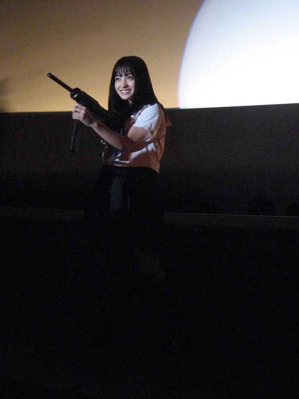観客に向かって機関銃を乱射するパフォーマンスを披露した橋本環奈